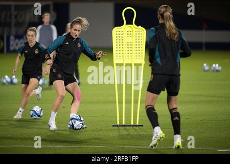 Brisbane, Australia. 02nd Aug, 2023. Soccer, women: World Cup, final training Germany, Perry Park: Sydney Lohmann (M) trains between Kathrin Hendrich (l) and Melanie Leupolz. Credit: Sebastian Christoph Gollnow/dpa/Alamy Live News Stock Photo