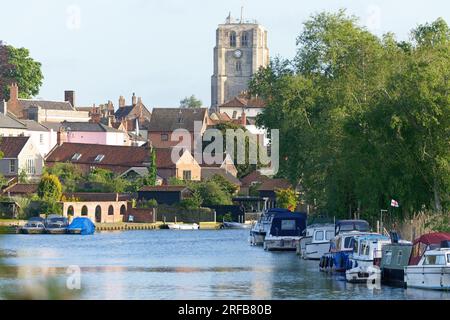 A view of moored boats and church on the River Waveney at Beccles, Suffolk, England, Uk Stock Photo