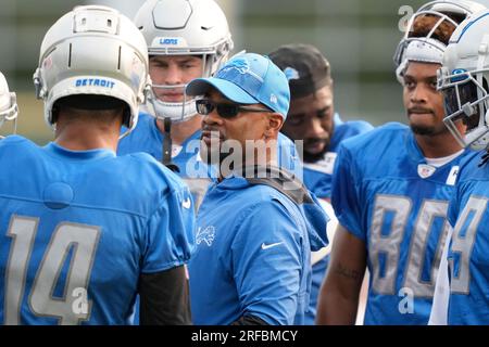 Detroit Lions wide receiver coach Antwaan Randle El talks to his team  during an NFL football practice, Wednesday, Aug. 2, 2023, in Allen Park,  Mich. (AP Photo/Carlos Osorio Stock Photo - Alamy