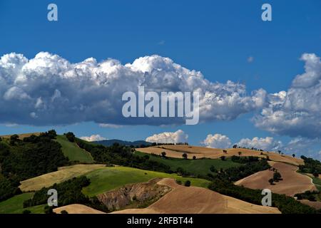 Un cielo di nuvole sulle colline del Montefeltro Stock Photo