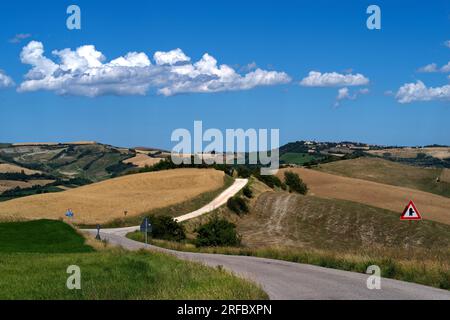 Un cielo di nuvole sulle colline del Montefeltro Stock Photo