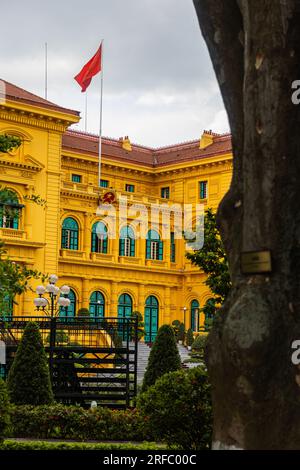 Hanoi, Vietnam - May 28, 2023: The Presidential Palace in Hanoi boasts a yellow facade, French colonial architecture, and lush gardens. Residence of t Stock Photo