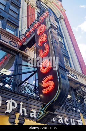 Greenwich Village Landmark: Doctors now occupy the offices above Bigelow Pharmacy at 412 Sixth Avenue – follow the neon arrow. Stock Photo