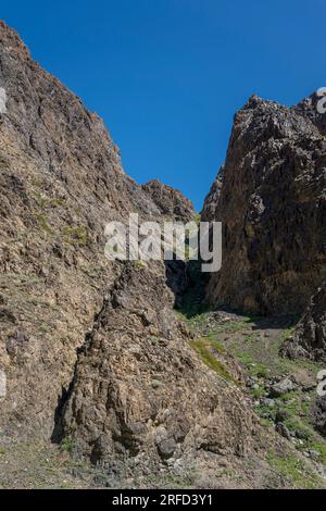 The Yolyn Am (Gurvan Saikhan National Park), a deep and narrow gorge in the Gurvan Saikhan Mountains near Dalanzadgad in the Gobi Desert, southern Mon Stock Photo
