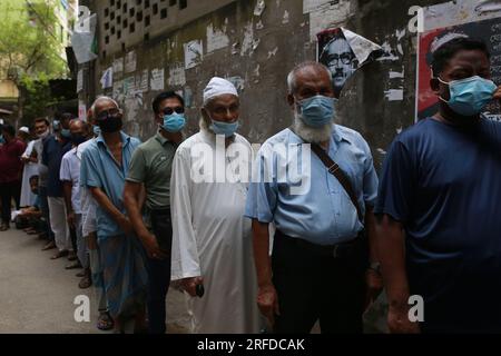 DHAKA, BANGLADESH -SEPTEMBER 7, 2021: Men in a line to receive a shot of the COVID19 vaccine during a mass vaccination campaign at a vaccination center in Dhaka, Bangladesh on September 7, 2021. Stock Photo