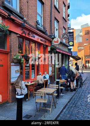 People having breakfast outside a famous cafe in Dublin, Ireland Stock Photo