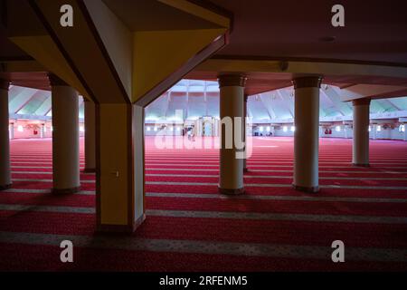 Interior view, looking through the section of columns between the entrance lobby and the large, circular, main prayer hall. At the Sheikh Khalifa Mosq Stock Photo