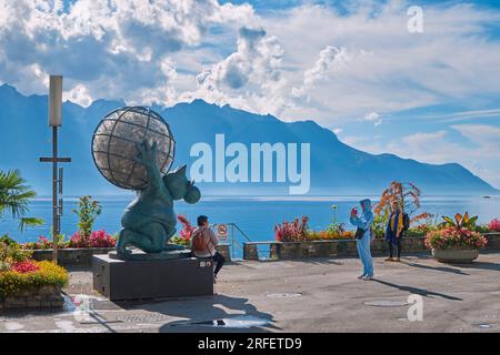 Switzerland, Canton of Vaud, Montreux, the quays on the shores of Lake Geneva, exhibition of monumental bronzes of the Cat by Philippe Geluck Stock Photo