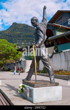 Suisse, Canton de Vaud, Montreux, Lac Léman, Place du Marché, statue en bronze de la sculpteuse tchèque Irena Sedlecká, rendant hommage au musicien britannique du groupe de rock Queen, Freddie Mercury (1946-1991)/Switzerland, Canton of Vaud, Montreux, Lake Geneva, Market Square, bronze statue by the Czech sculptor Irena Sedlecka, paying tribute to the British musician of the rock band Queen, Freddie Mercury (1946-1991) Stock Photo