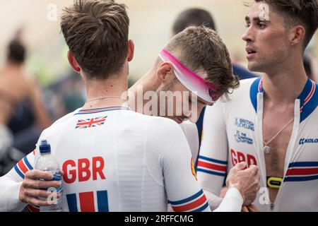 Glasgow, UK. 03rd Aug, 2023. Team Great Britain looks dejected after a crash of a teammate during the Men Elite Team Pursuit qualification event in Glasgow, Scotland, part of UCI World Championships Cycling, Thursday 03 August 2023. UCI organises the worlds with all cycling disciplines, road cycling, indoor cycling, mountainbike, BMX racing, road paracycling and indoor paracycling, in Glasgow from 05 to 13 August. BELGA PHOTO DAVID PINTENS Credit: Belga News Agency/Alamy Live News Stock Photo