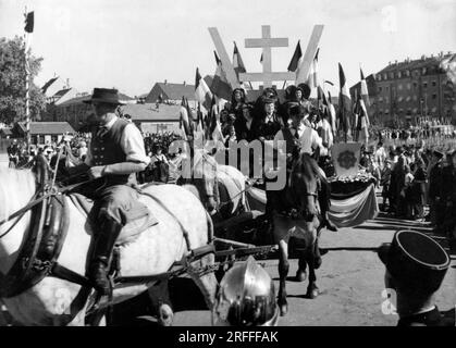 Fete du 14 juillet a Mulhouse (La croix de Lorraine) - 14071945 Stock Photo