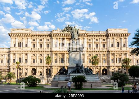 Rome, Lazio, Italy, The facade of Palace of Justice, Palazzo di Giustizia nicknamed il Palazzaccio at Piazza dei Tribunali, Piazza Cavour. Stock Photo