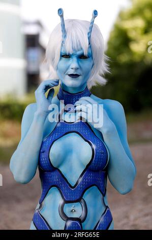 GEEK ART - Bodypainting and Transformaking: Star Trek photoshooting with Renée-Claire Meinhold  as Andorian at the Expo Plaza in Hanover. - A project by photographer Tschiponnique Skupin and bodypainter Enrico Lein Stock Photo