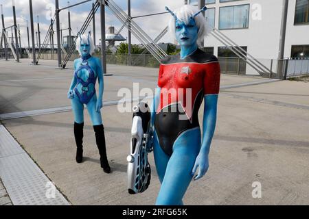 GEEK ART - Bodypainting and Transformaking: Star Trek photoshooting with Renée-Claire Meinhold and Julia as Andorians at the Expo Plaza in Hanover. - A project by photographer Tschiponnique Skupin and bodypainter Enrico Lein Stock Photo