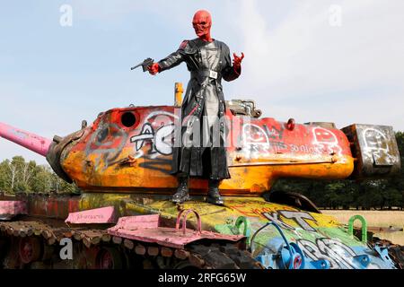 GEEK ART - Bodypainting and Transformaking: Red Skull photoshooting with Patrick on a military training area in Langenhagen. - A project by photographer Tschiponnique Skupin and bodypainter Enrico Lein Stock Photo