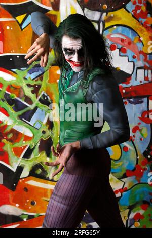 GEEK ART - Bodypainting and Transformaking: Joker meets Riddler photoshooting with Patrick Kiel as Joker at Atelier Düsterwald in Hamelin. - A project by photographer Tschiponnique Skupin and bodypainter Enrico Lein Stock Photo