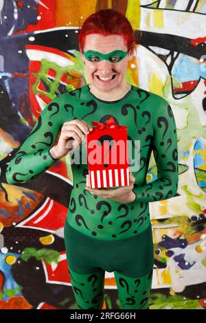 GEEK ART - Bodypainting and Transformaking: Joker meets Riddler photoshooting with Paul Skupin as Riddler at the Düsterwald studio in Hamelin. - A project by photographer Tschiponnique Skupin and bodypainter Enrico Lein Stock Photo
