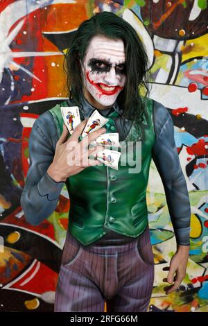 GEEK ART - Bodypainting and Transformaking: Joker meets Riddler photoshooting with Patrick Kiel as Joker at Atelier Düsterwald in Hamelin. - A project by photographer Tschiponnique Skupin and bodypainter Enrico Lein Stock Photo