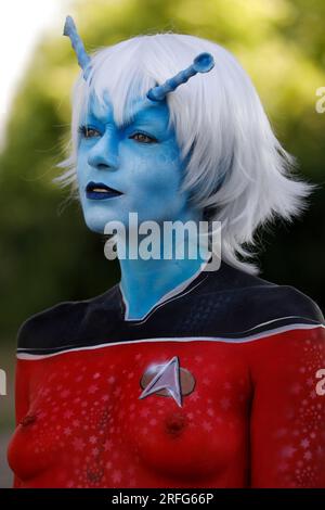 GEEK ART - Bodypainting and Transformaking: Star Trek photoshooting with Julia as Andorian at the Expo Plaza in Hanover. - A project by photographer Tschiponnique Skupin and bodypainter Enrico Lein Stock Photo