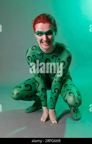 GEEK ART - Bodypainting and Transformaking: Joker meets Riddler photoshooting with Paul Skupin as Riddler at the Düsterwald studio in Hamelin. - A project by photographer Tschiponnique Skupin and bodypainter Enrico Lein Stock Photo