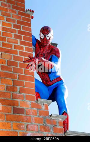 GEEK ART - Bodypainting and Transformaking: Spider-Man photoshooting with Patrick Kiel at the Hefehof in Hamelin. - A project by photographer Tschiponnique Skupin and bodypainter and transformaker Enrico Lein