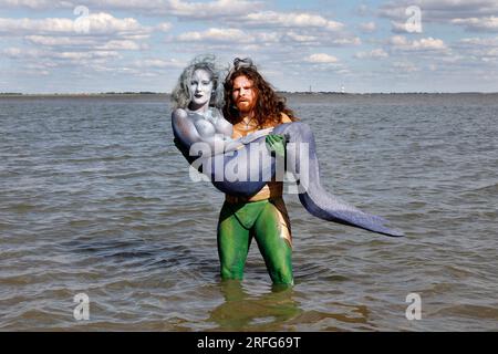 GEEK ART - Bodypainting and Transformaking: Aquaman and mermaid photoshooting with Grave Artist and Janina at the Jadebusen in Wilhelmshaven. - A project by photographer Tschiponnique Skupin and bodypainter Enrico Lein Stock Photo