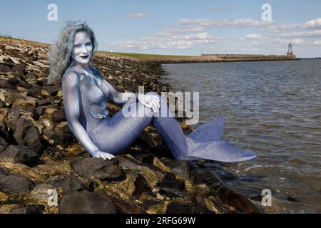 GEEK ART - Bodypainting and Transformaking: Mermaid photoshoot with Janina at the Jadebusen in Wilhelmshaven. - A project by photographer Tschiponnique Skupin and bodypainter Enrico Lein. Stock Photo