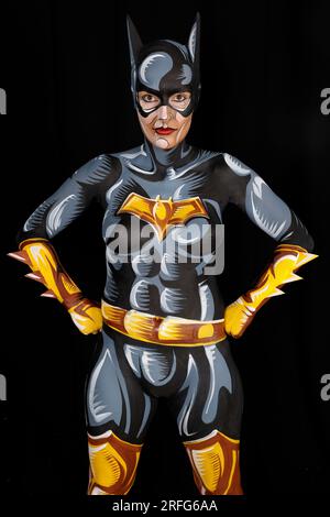 GEEK ART - Bodypainting and Transformaking: Batgirl Comic photoshooting with Janina in a sprayed comic backdrop by Enrico Lein at Atelier Düsterwald in Hamelin. - A project by photographer Tschiponnique Skupin and bodypainter Enrico Lein Stock Photo