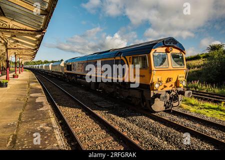 GB Railfreight trains - GBRf 66735 'Peterborough United' Stock Photo