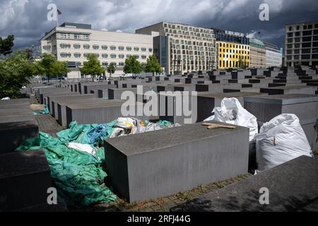 Berlin, Germany. 03rd Aug, 2023. View of the building material at the Memorial to the Murdered Jews of Europe. Many of the more than 2700 concrete stelae of the Holocaust Memorial near the Brandenburg Gate show cracks. Credit: Hannes P. Albert/dpa/Alamy Live News Stock Photo