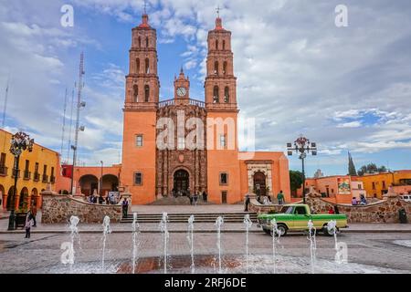 The Parroquia Nuestra Señora de Dolores Catholic Church also called the Church of our Lady of Sorrows at the Plaza Principal in Dolores Hidalgo, Guanajuato, Mexico. Miguel Hildago was a parish priest who issued the now world famous Grito - a call to arms for Mexican independence from Spain. Stock Photo