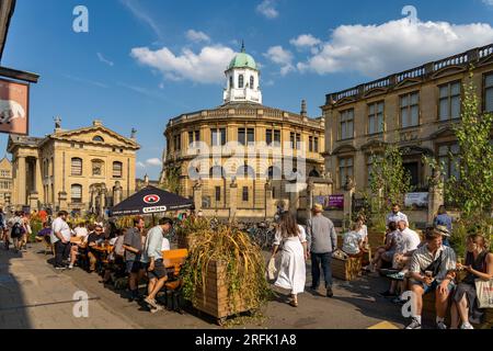 Kneipe auf der Broad street und das  Sheldonian Theatre, Universität Oxford, Oxfordshire, England, Großbritannien, Europa  |  Pub on Broad street  and Stock Photo