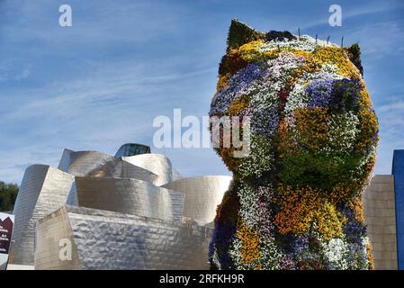 Guggenheim Museum and Puppy, Bilbao, Bizkaia, Biscay, Basque Country, Euskadi, Euskal Herria, Spain, Europe. Stock Photo