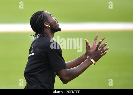 Hove UK 4th August 2023 - Sussex and England bowler Jofra Archer who is out injured at the moment takes part in catching practice at the Metro Bank One Day Cup cricket match at the 1st Central County Ground in Hove : Credit Simon Dack /TPI/ Alamy Live News Stock Photo