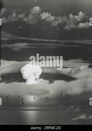 Mushroom cloud with ships below during Operation Crossroads nuclear weapons test on Bikini Atoll Stock Photo