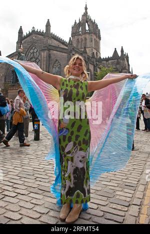 Royal Mile, High Street, Scotland, UK. 4th August 2023.Edinburgh Fringe 2023 begins in the city centre with various pitches around the city for street perfomers to entertain audiences. Pictured: Freya from 'Reflected, a dark comedy, 4-9 August Greenside @Infirmary Street.  Credit: AWhite/alamy live news. Stock Photo