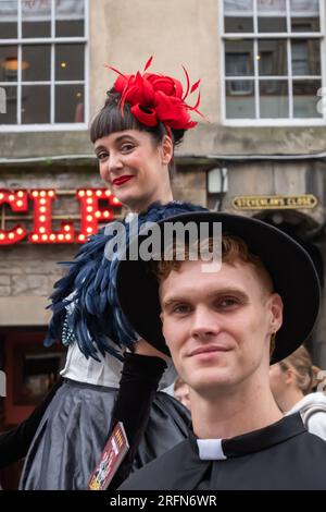 Edinburgh, Scotland, UK. 4th August, 2023. Performers on the Royal Mile promoting the show The Importance Of Being Earnest on at the Pleasance Courtyard during The Edinburgh Fringe Festival. Credit: Skully/Alamy Live News Stock Photo