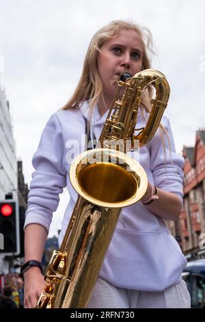 Edinburgh, Scotland, UK. 4th August, 2023. A performer on The Royal Mile promoting the show 2nd Picture Of Dorian Gray on at venue 21 during The Edinburgh Fringe Festival. Credit: Skully/Alamy Live News Stock Photo