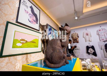 London, UK.  4 August 2023. Cat ornament on the opening day of a month-long public exhibition ‘Freddie Mercury: A World of His Own’ at Sotheby’s.  The exhibition precedes six auctions in September at Sotheby’s New Bond Street galleries of a collection of possessions owned by Queen’s lead singer, kept at his home at Garden Lodge and accrued over the course of fifty years.  Credit: Stephen Chung / Alamy Live News Stock Photo