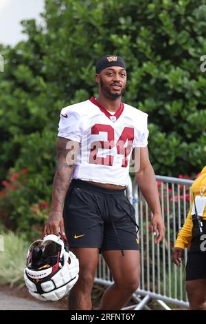 Ashburn, VA, USA. 27th July, 2022. Washington Commanders wide receiver  Terry McLaurin (17) catches a pass during the Washington Commanders  training camp practice at the INOVA Sports Performance Center in Ashburn,  Va.