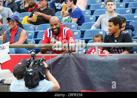 Patriots practice in front of fans at Gillette Stadium