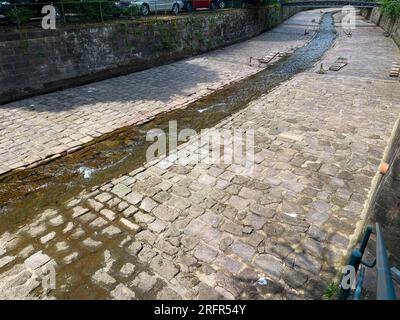 Oos, Oosbach Fluß durch Baden-Baden mit Niederwasser im Juli 2023 Stock Photo