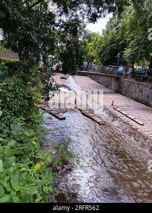 Oos, Oosbach Fluß durch Baden-Baden mit Niederwasser im Juli 2023 Stock Photo