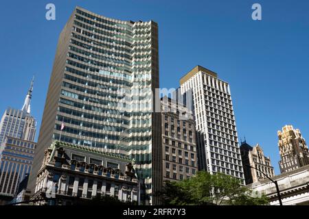 452 Fifth Avenue, Beaux-Arts and Modern Tower contrasting architecture, New York City, USA  2023 Stock Photo