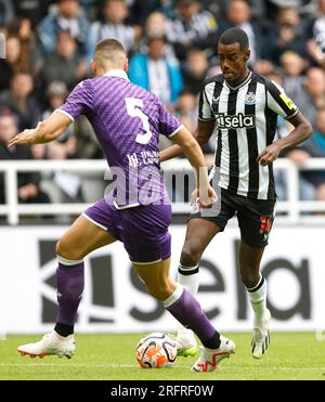 Newcastle United's Alexander Isak (right) and Fiorentina's Nikola Milenkovic battle for the ball during the Sela Cup match at St. James' Park, Newcastle-upon-Tyne. Picture date: Saturday August 5, 2023. Stock Photo