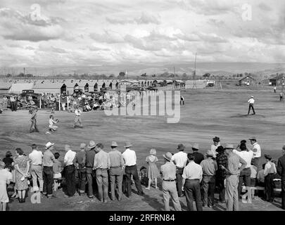 Baseball game, Farm Security Administration migratory labor camp, Visalia, Tulare County, California, USA, Arthur Rothstein, U.S. Farm Security Administration, March 1940 Stock Photo