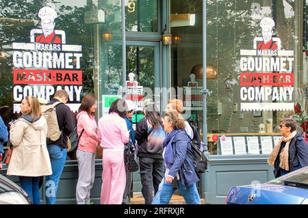 Edinburgh, Scotland, UK. 5th  August, 2023. queues at the makars gourmet mash bar company on the mound Edinburgh fringe performers were out in force on the royal mile advertising their shows with flyers ahead of the rain appearing. Credit Gerard Ferry/Alamy Live News Stock Photo