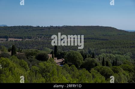 Girona, Spain. 05th Aug, 2023. Residential houses are seen among the forest mass from the top of the Valldaviá viewpoint. 42 Catalan municipalities are at level 3 of high fire risk according to the Alpha Plan of the Generalitat of Catalonia. (Photo by Paco Freire/SOPA Images/Sipa USA) Credit: Sipa USA/Alamy Live News Stock Photo
