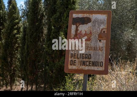 Girona, Spain. 05th Aug, 2023. An old informative fire risk sign is seen on a rural road near Valldaviá. 42 Catalan municipalities are at level 3 of high fire risk according to the Alpha Plan of the Generalitat of Catalonia. (Photo by Paco Freire/SOPA Images/Sipa USA) Credit: Sipa USA/Alamy Live News Stock Photo