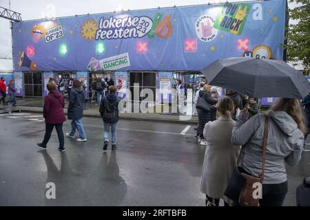 Lokeren, Belgium. 05th Aug, 2023. Illustration picture shows rain and umbrellas at the Lokerse Feesten, Saturday 05 August 2023 in Lokeren. The Festival takes place from August 4 untill August 13. BELGA PHOTO NICOLAS MAETERLINCK Credit: Belga News Agency/Alamy Live News Stock Photo